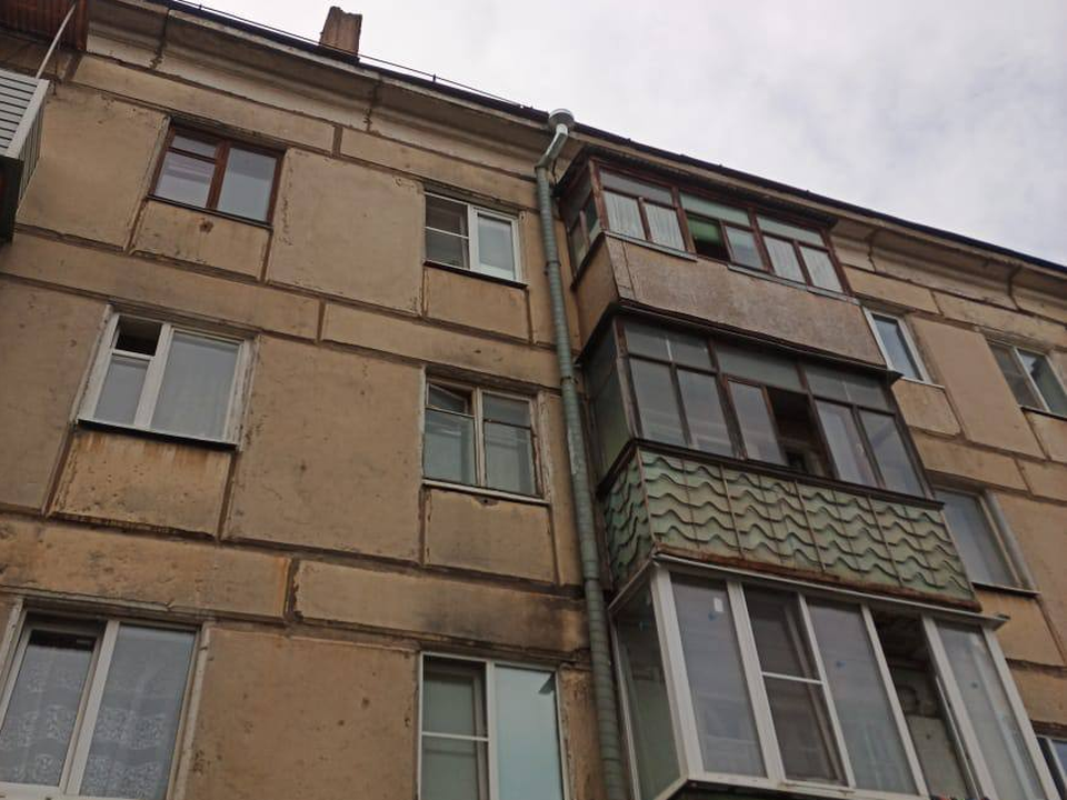 Аварийный водосток в доме на Садовой отремонтировали перед затяжными дождями
