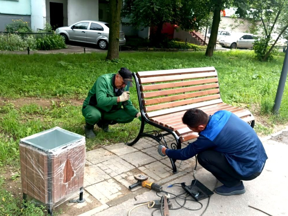 Современные лавочки и урны установили в центре Краснознаменска