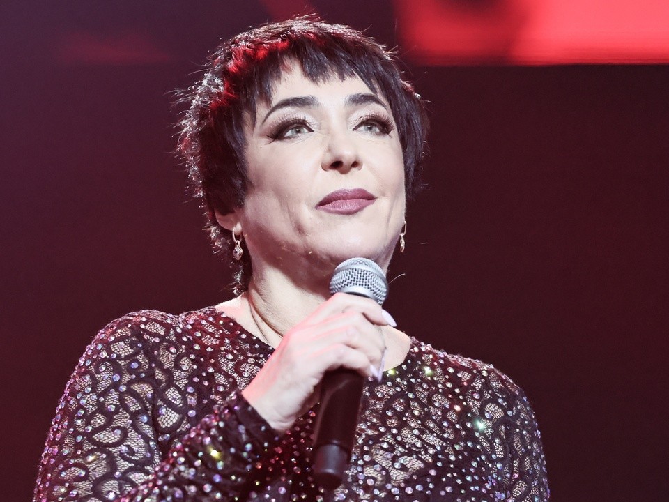 «Бабушка в маразме»: Лолита устроила танцы «в голом комбинезоне» в Москве