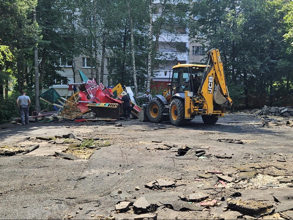В Жуковском на улице Дзержинского демонтируют старую детскую площадку