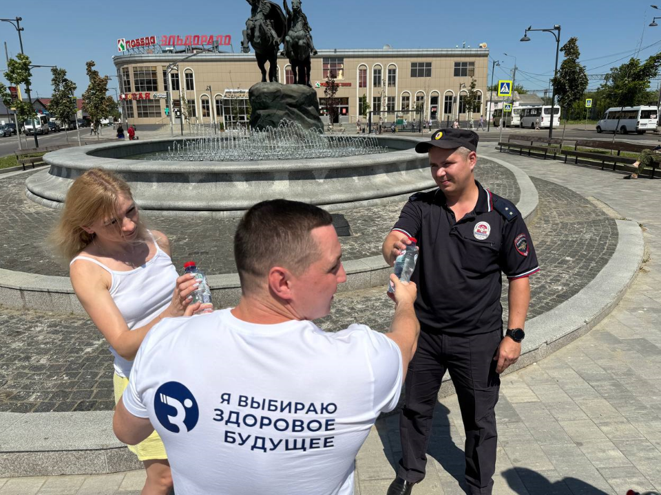 Волонтеры раздали более 2000 бутылок воды жителям округа