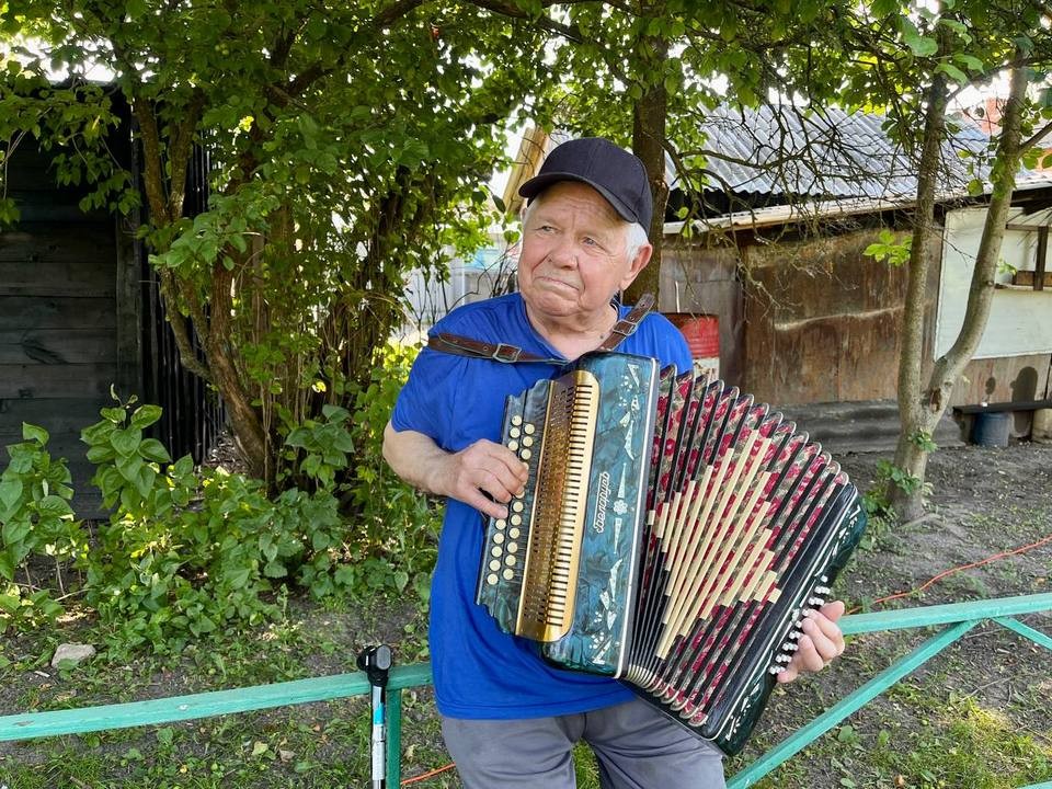 Жители Дединова спели двором