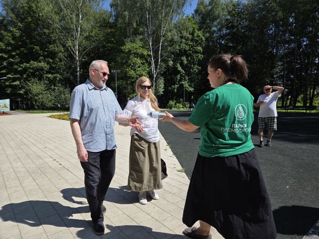 В Солнечногорске в жару бесплатно раздают воду в городском парке
