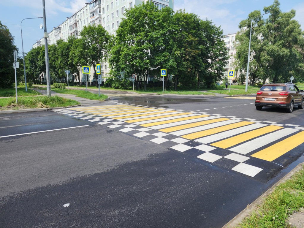 На Институтском проспекте рабочие нанесли новую дорожную разметку