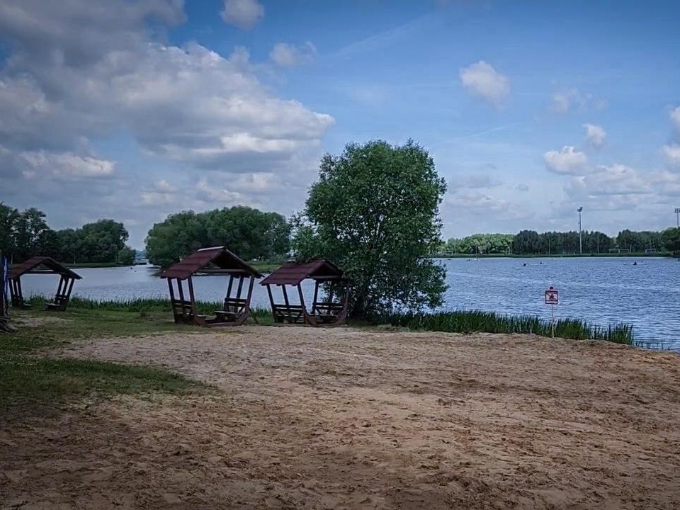 Пляж на Бельском озере снабдят лежаками и зонтиками от солнца