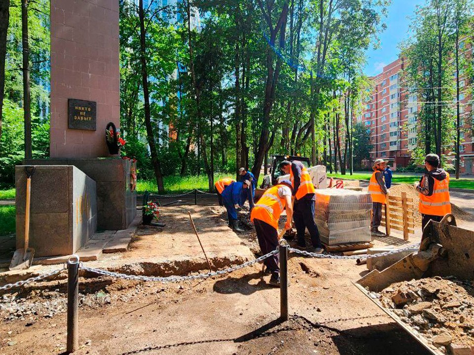 У памятника выпускникам курсов «Выстрел», погибшим в ВОВ, заменят брусчатку и установят новые бордюры