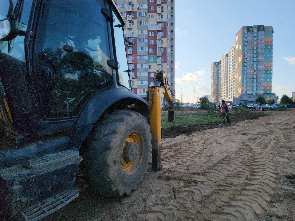 В сквере Защитников Москвы заливают бетоном основания для будущих дорожек и площадок