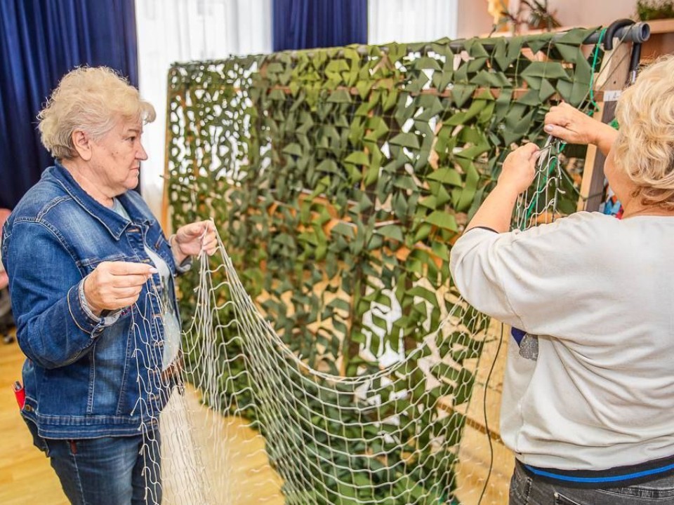 В солдатском клубе квартала Наташино шьют маскхалаты и рюкзаки для дронов