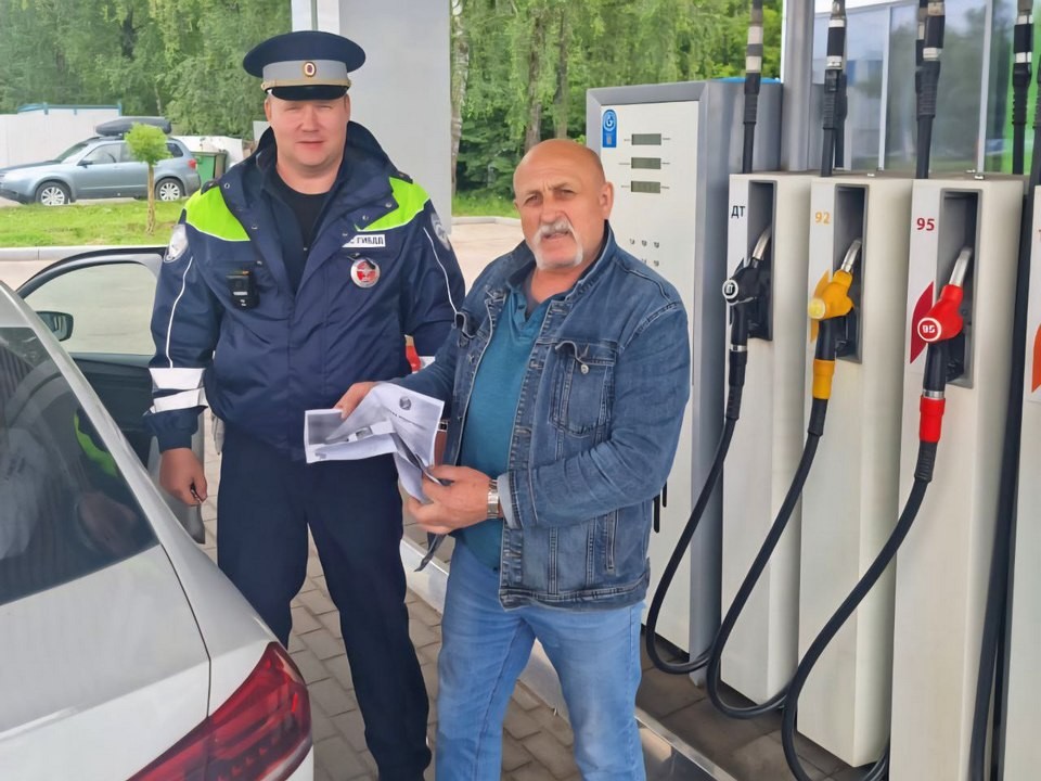 Госавтоинспекторы на заправках Мытищ напомнили с водителями о соблюдении правил