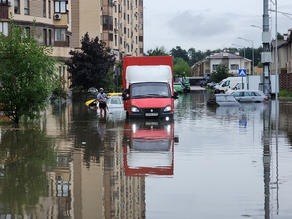 В Одинцове водителям помогают эвакуировать затопленные автомобили