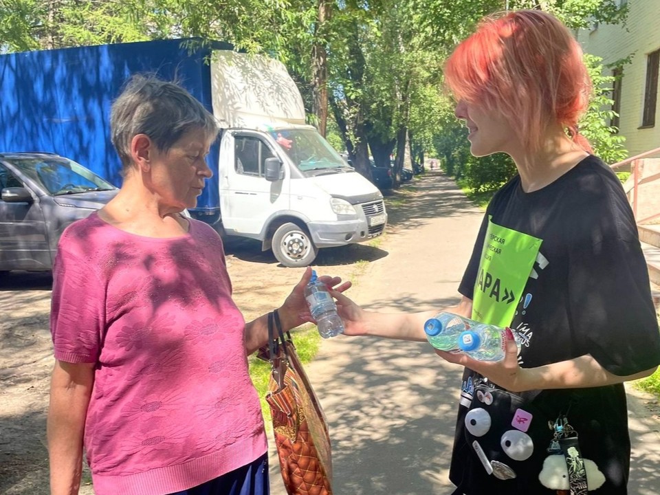Студенты политехнического колледжа раздают воду лыткаринцам в жару