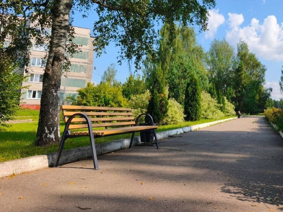 Новые лавочки установили в одном из старейших скверов Клина