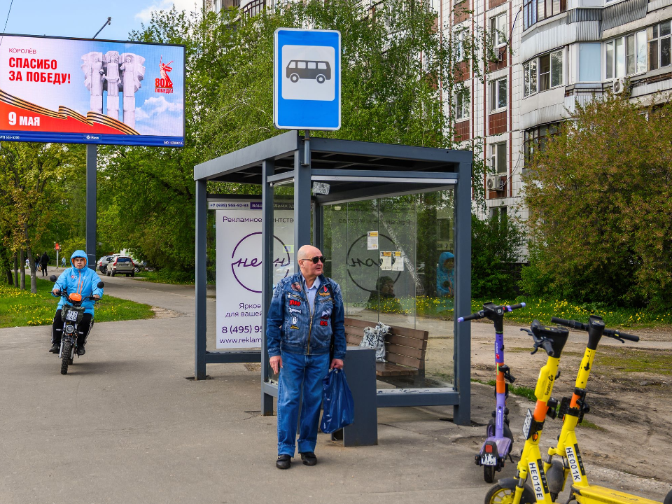Стало известно, когда на автобусной остановке по улице Ленина заменят разбитое стекло