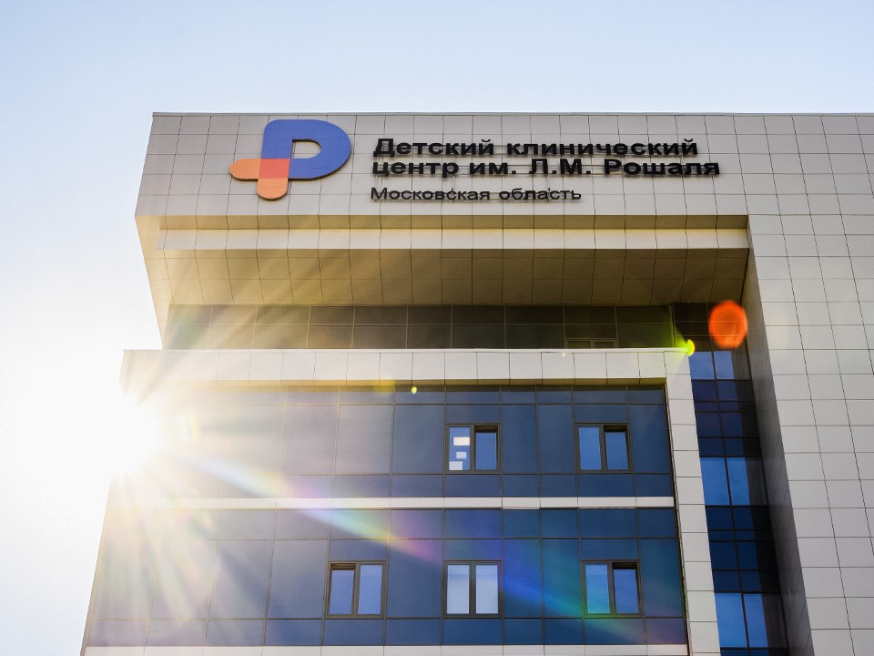Пострадавший в Шереметьево мальчик снова может глотать