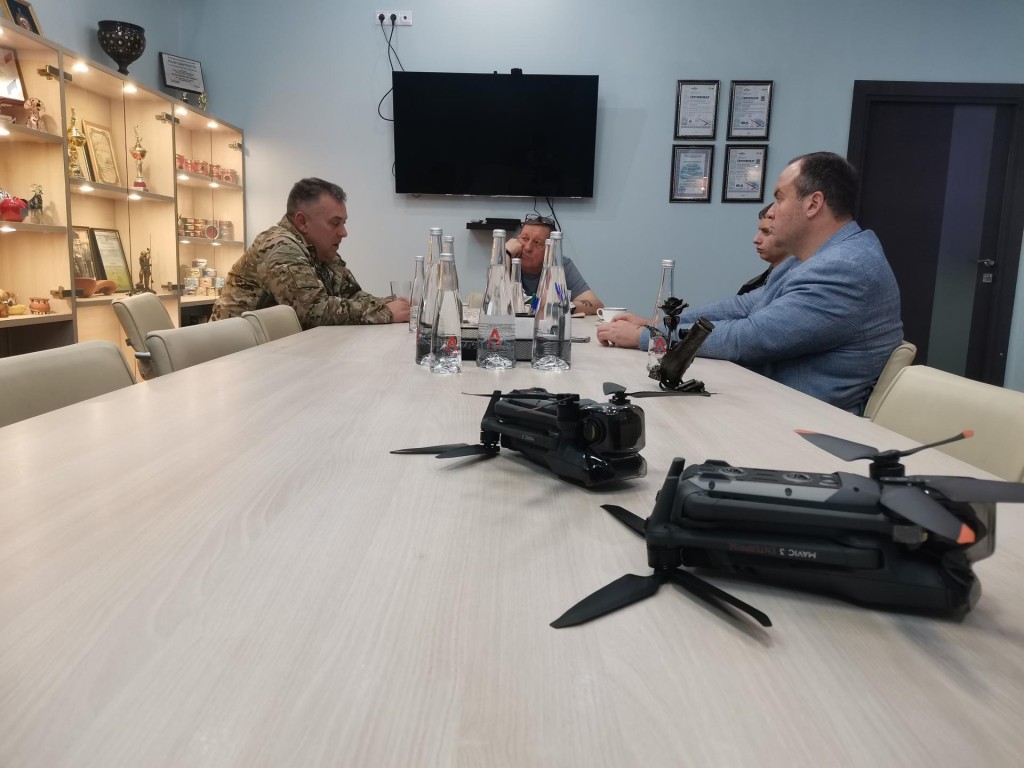 Квадрокоптеры для СВО передали бойцам 1-й Славянской бригады в Подольске