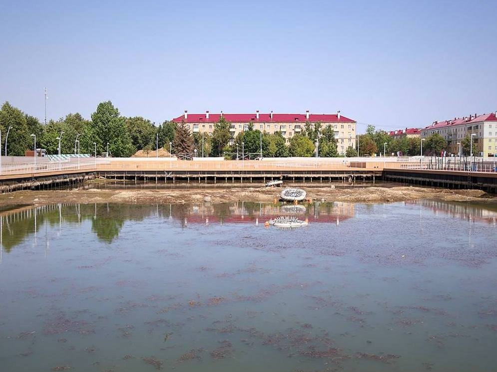 Высохший пруд в центре Электростали постепенно начал наполняться водой