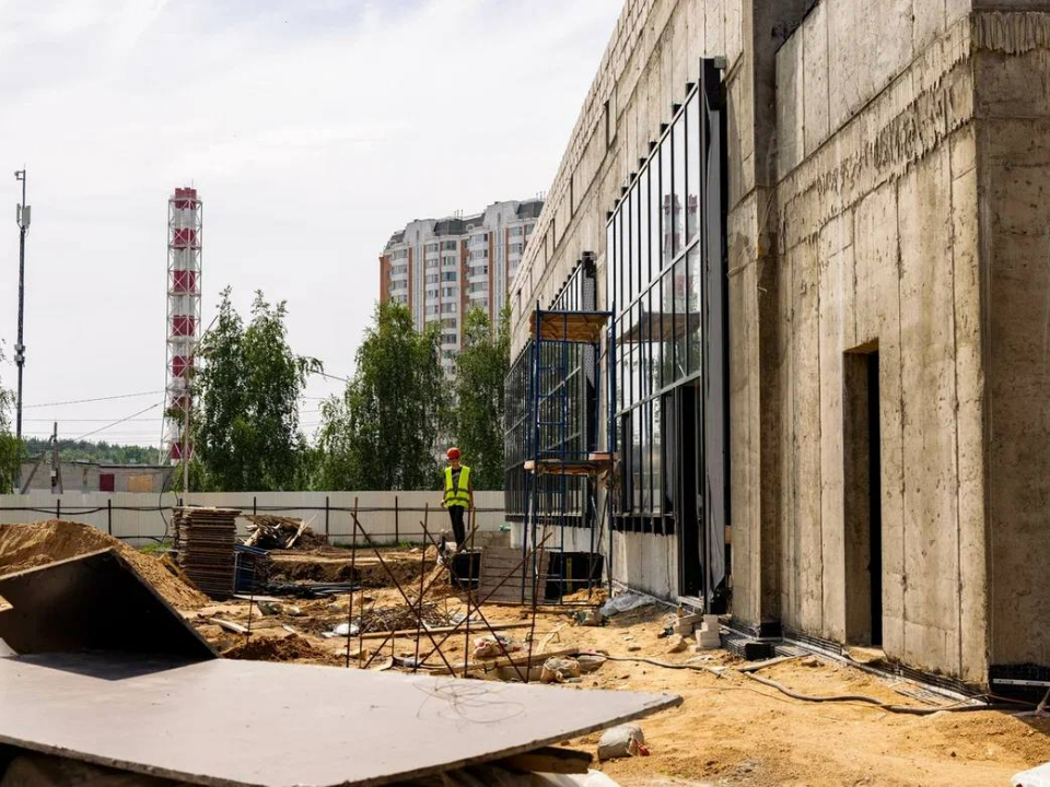Строительство нового ФОКа с бассейном в Лобне идет по графику