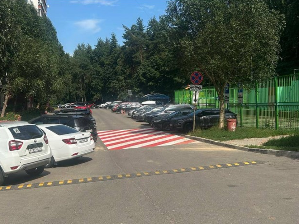 Разметку площадок для пожарной техники обновят в Дзержинском до конца лета
