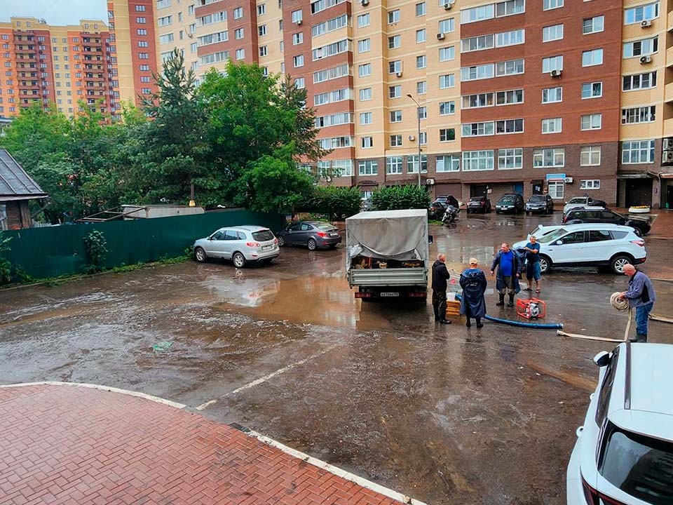 Коммунальные службы ликвидировали последствия сильного ливня на улице Баранова