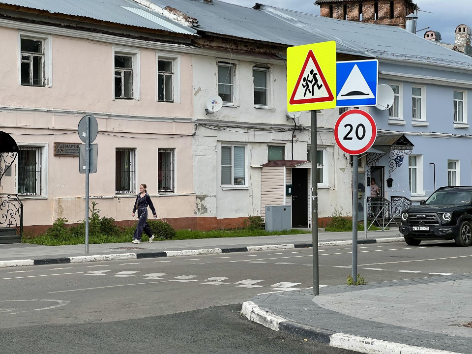 В Коломне отремонтировали знаки, убрали мусор и покосили траву