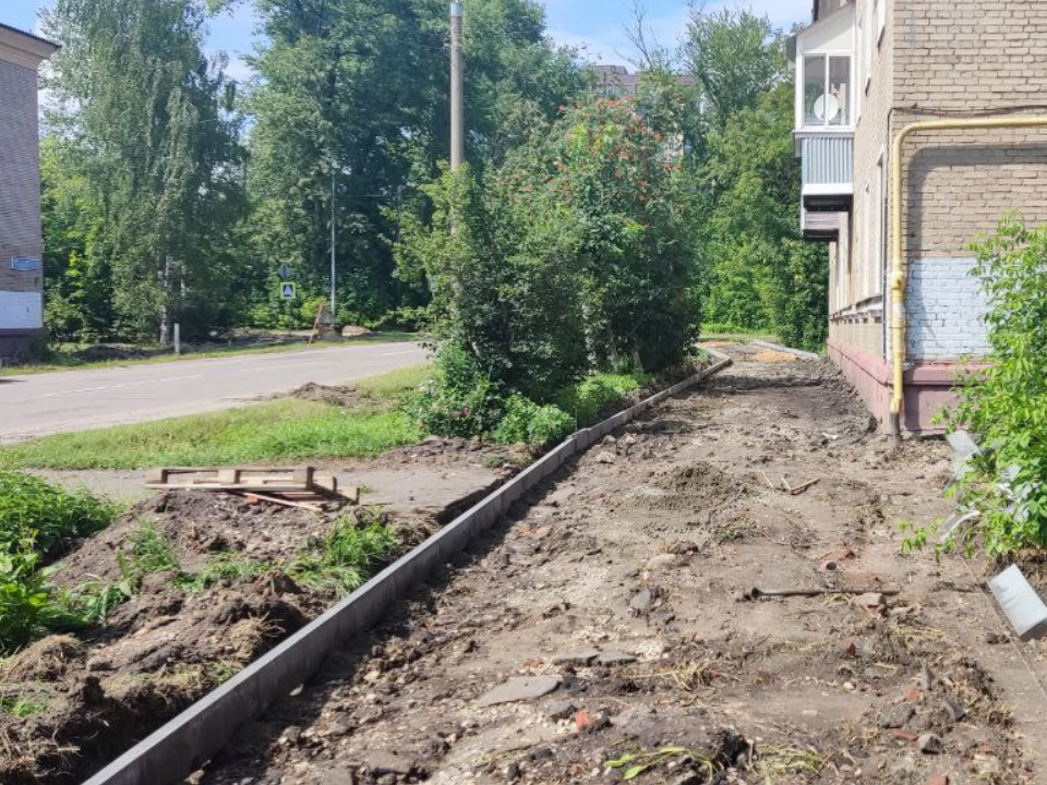 На Красной улице в Электростали начался ремонт тротуаров, а на Трудовой он продолжается