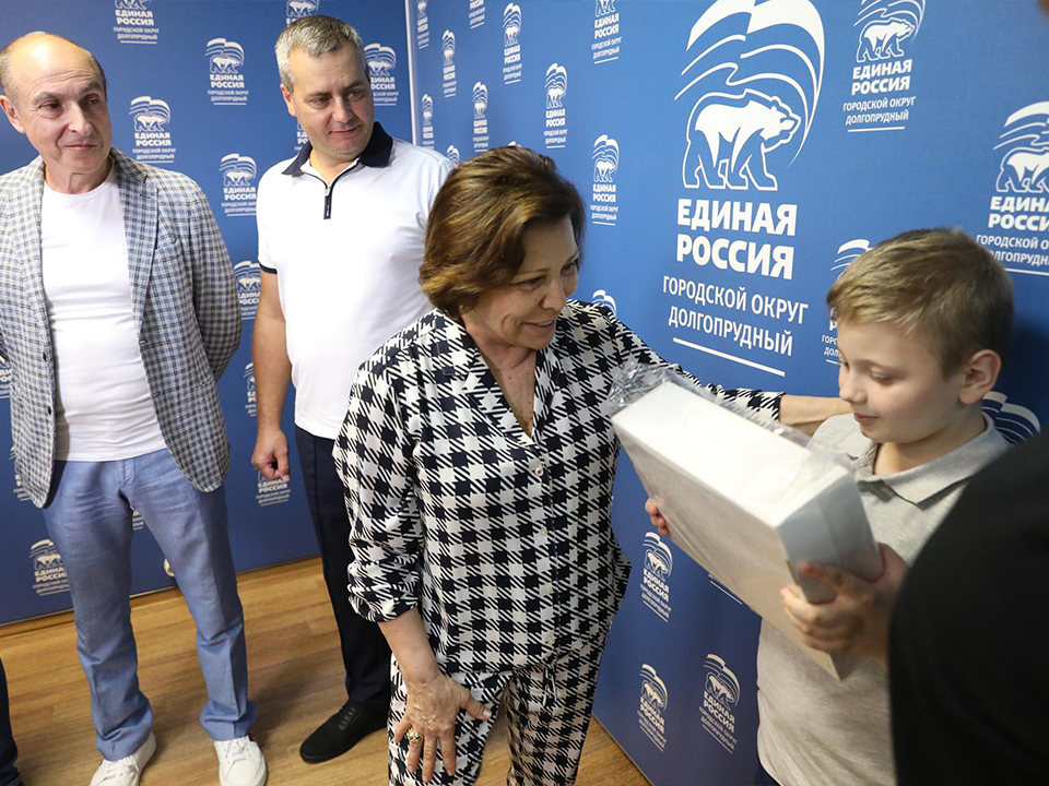 Ирина Роднина помогла собрать школьные наборы для детей из Долгопрудного
