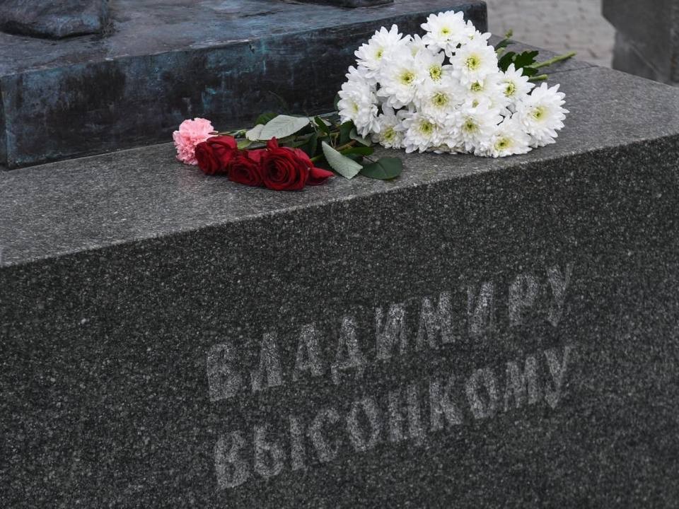 Названа сумма, которую мог получить сын Высоцкого за шоу с цифровым аватаром артиста