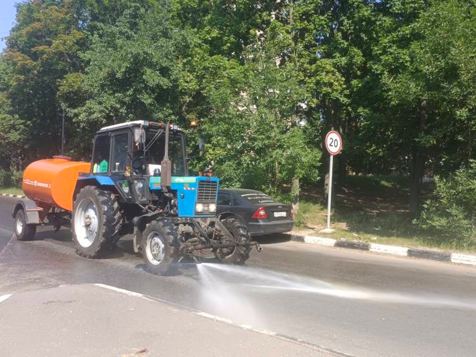 Коммунальщики поливают раскаленные дороги Дзержинского: на термометрах выше +30