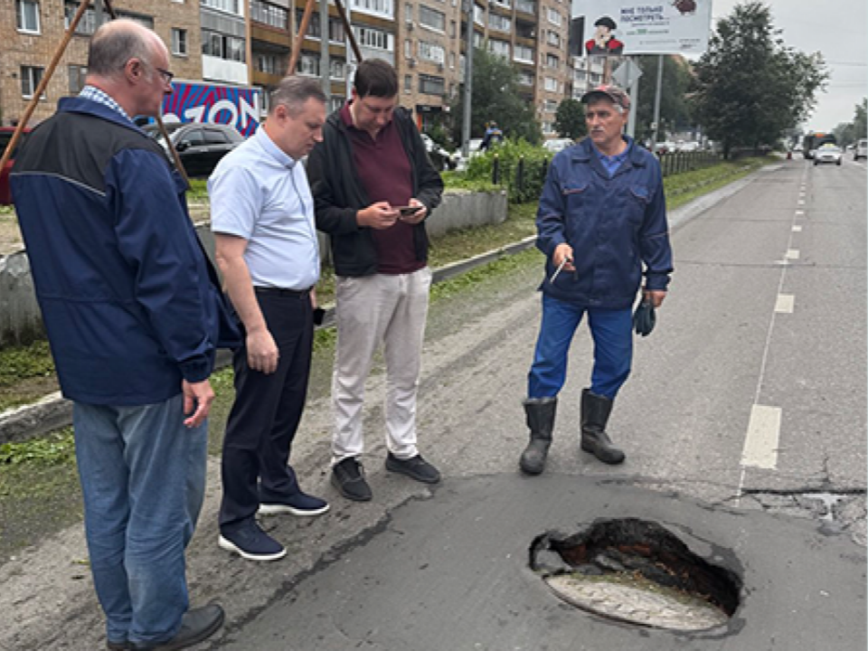 На улице Мира в Электростали отремонтируют провал колодца на дороге