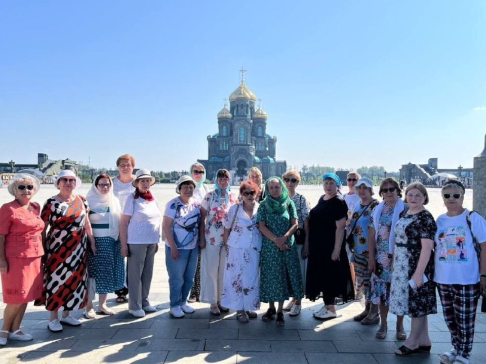 Пенсионеры из Лобни увидели мемориальный комплекс в парке «Патриот»