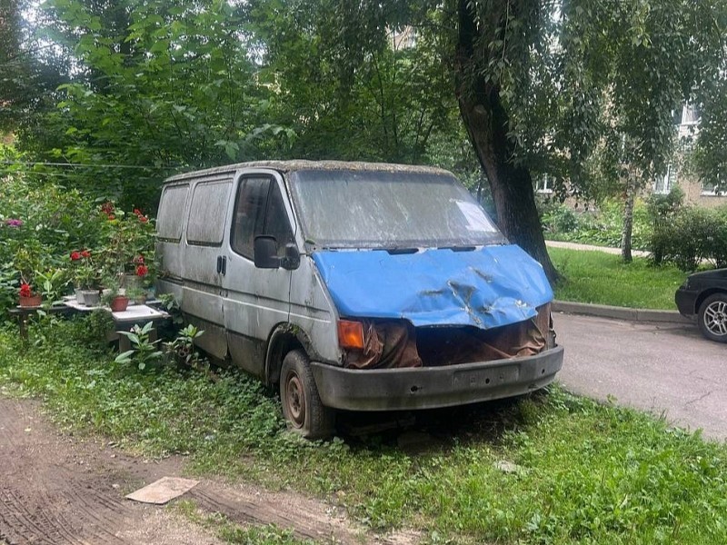 В Воскресенске ищут хозяина фургона, который бросили тротуаре