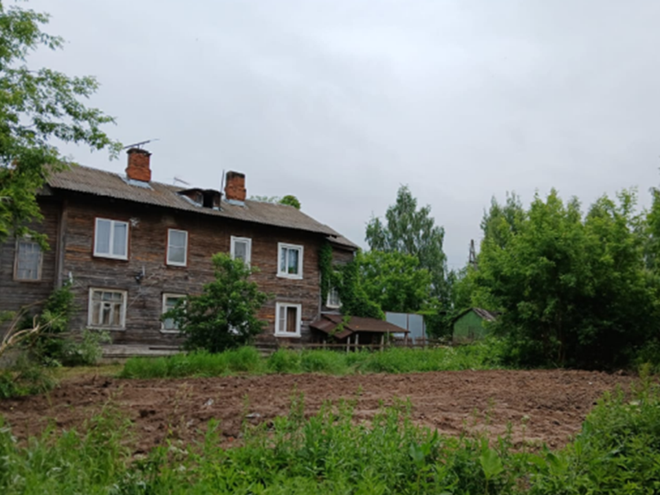 В поселке им. Цюрупы демонтировали аварийный многоквартирный дом