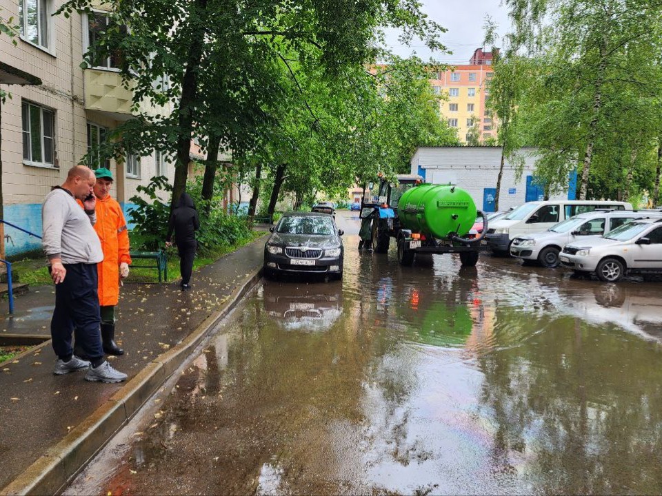 Коммунальщики приступили к устранению подтоплений дворов в Подмосковье