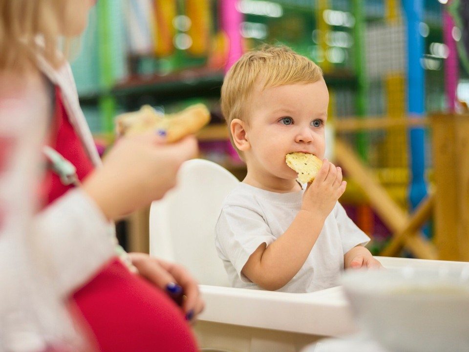 Названы опасные для детей продукты