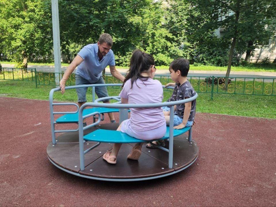 На Заречной улице в Лобне обновили детскую площадку