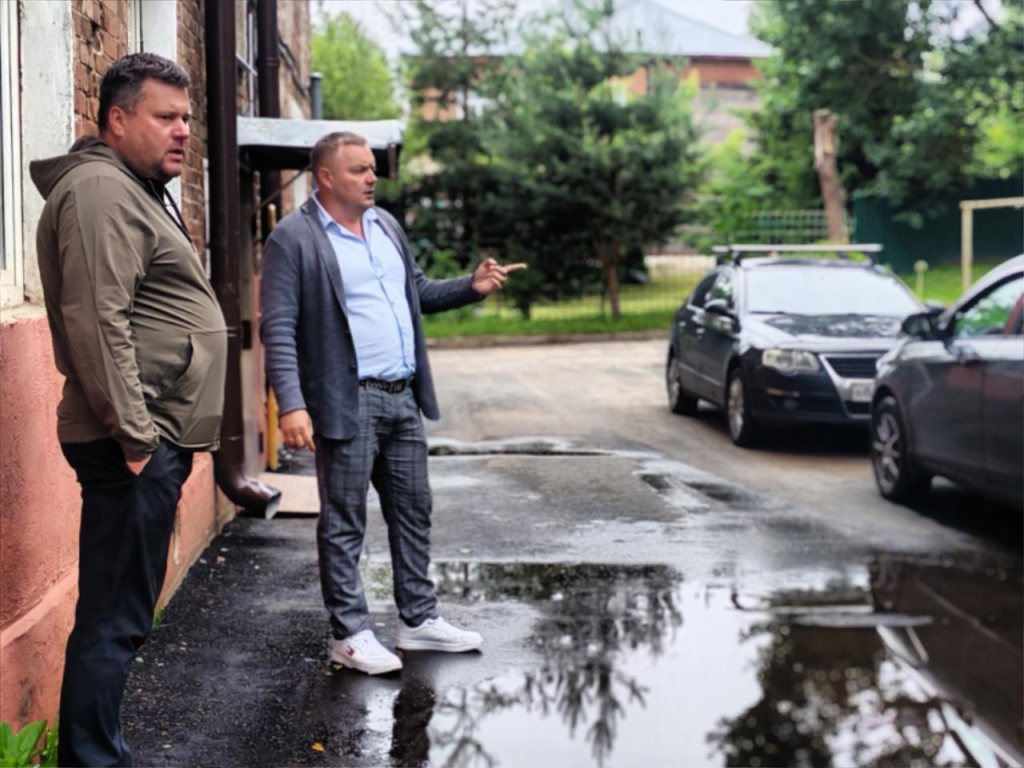 В Яхроме приступили к решению проблемы скопления воды у дома на улице Ленина