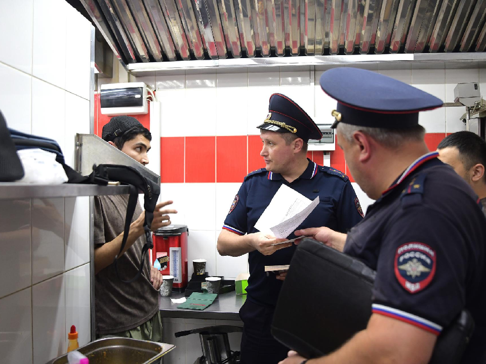 В Дмитрове убрали нелегальных торговцев и оштрафовали мигрантов