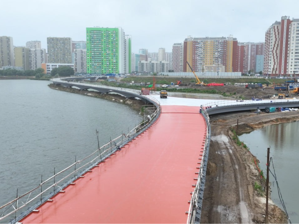 На мосту через озеро Черное укладывают асфальт