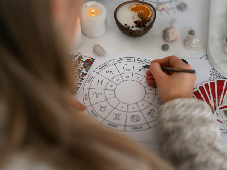 Гороскоп на 17 июля 2025 года: раков ждет напряжение, а львов — прилив сил