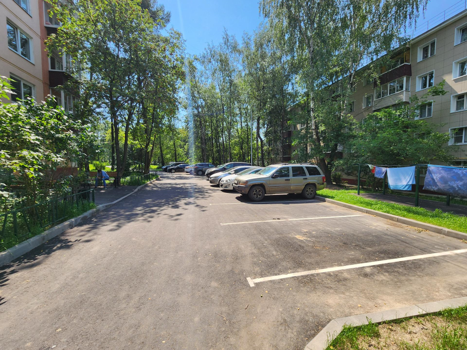Новая парковка, фонари и скамейки: что еще изменилось во дворах на улице Чехова