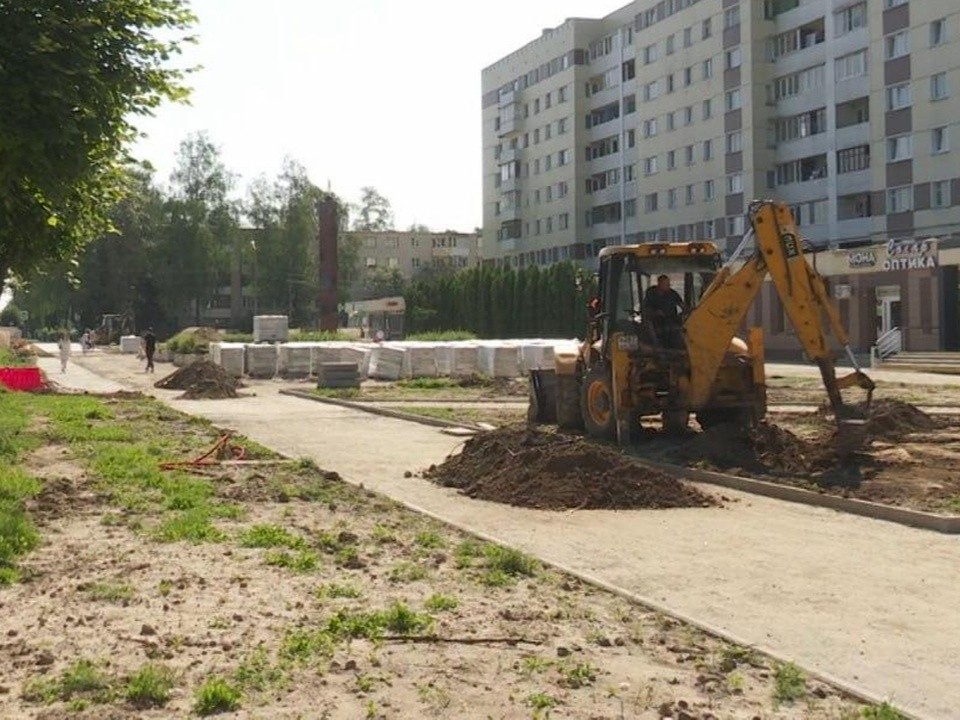 В Клину коммунальщики обновляют плитку у стелы воинской доблести