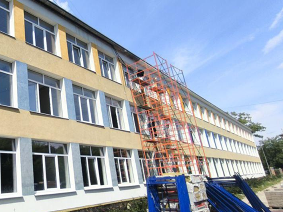 В школе №9 ведутся работы по монтажу инженерных систем и обновлению фасада