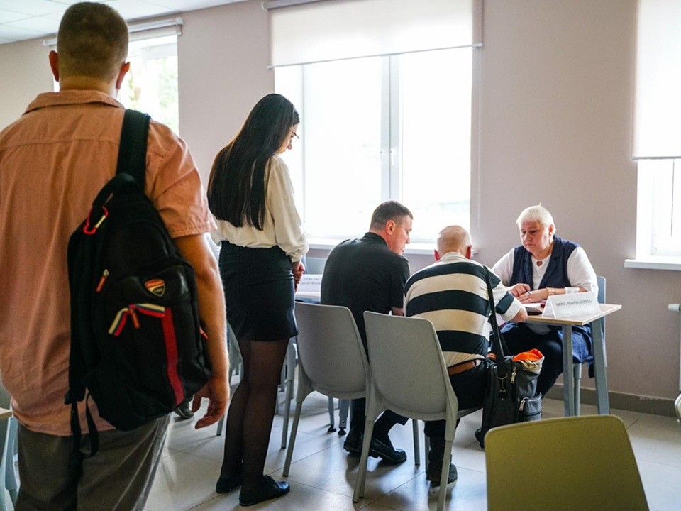 В микрорайоне Сходня провели выездную администрацию