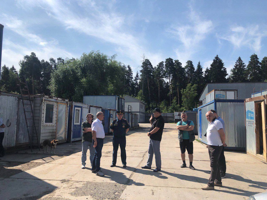 Полиция, экологи и чиновники проверили законность установки в городе грузовых контейнеров