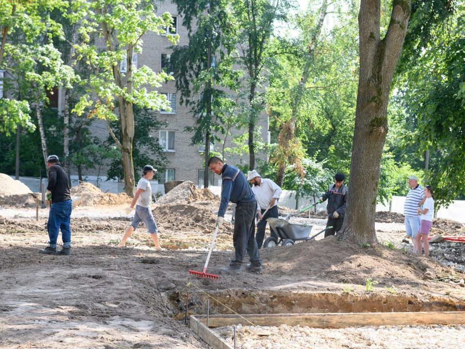 В новом сквере усадьбы «Лыткарино» высаживают кустарники