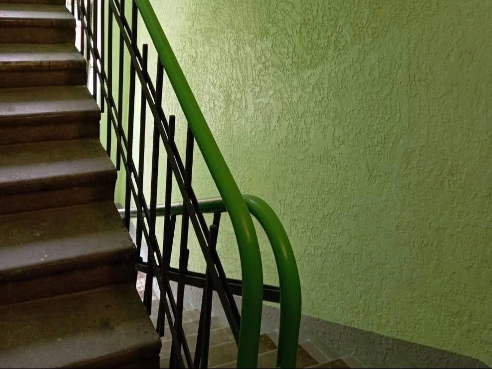 Более чем в 80 подъездах Подмосковья отремонтировали полы, лестницы и ступени за июнь