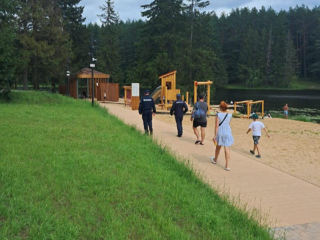 Спасатели напомнили отдыхающим в Шаховской о правилах поведения у воды