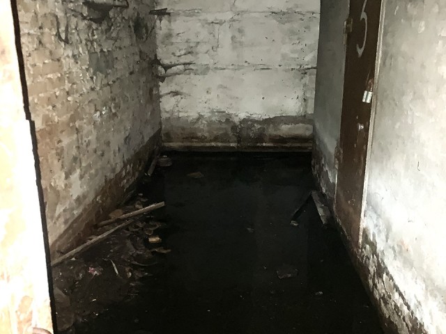 В Куровском ликвидируют подтопление в подвальном помещении дома на улице Вокзальной