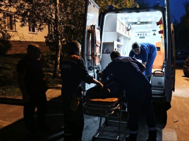 Спасатели транспортировали в машину скорой помощи пациентку с инсультом в Коломне