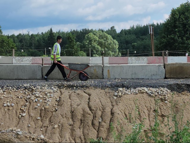 Временный мост у Мансурова укрепляют для предотвращения оползней